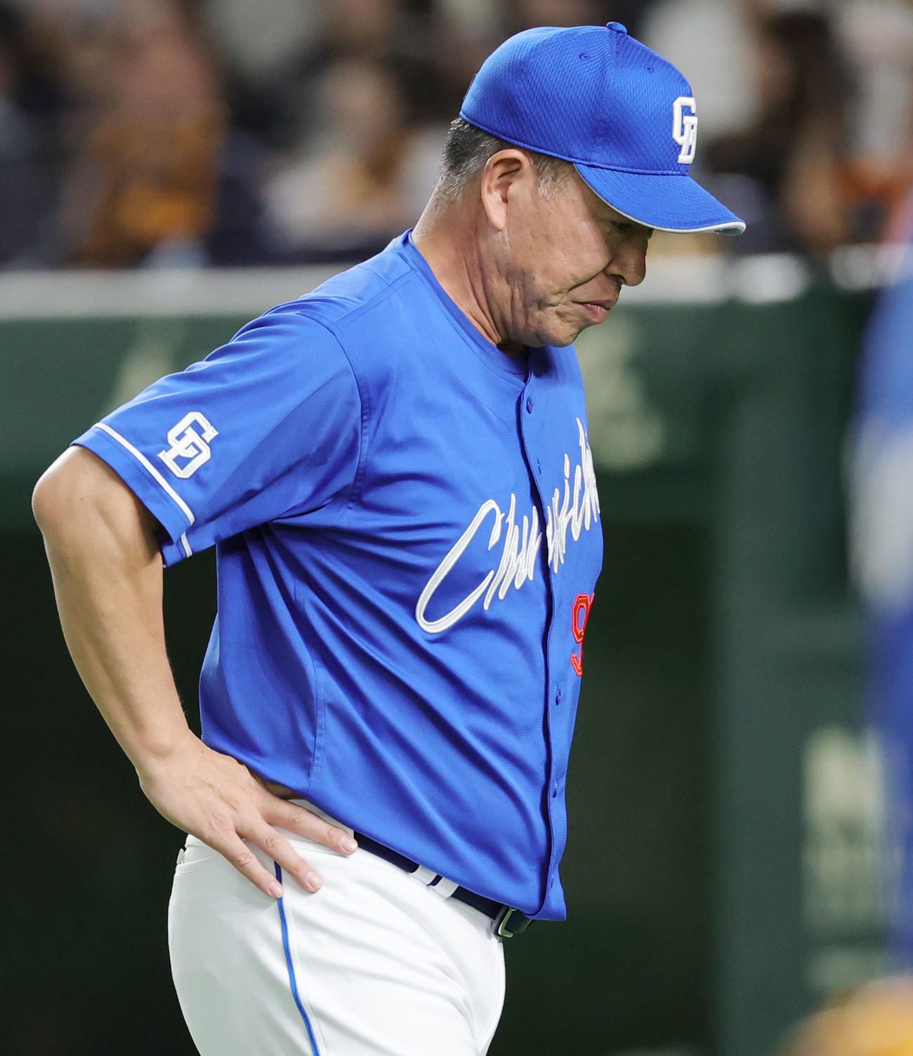巨人対中日　選手交代を告げベンチに戻る中日井上監督（撮影・野上伸悟）