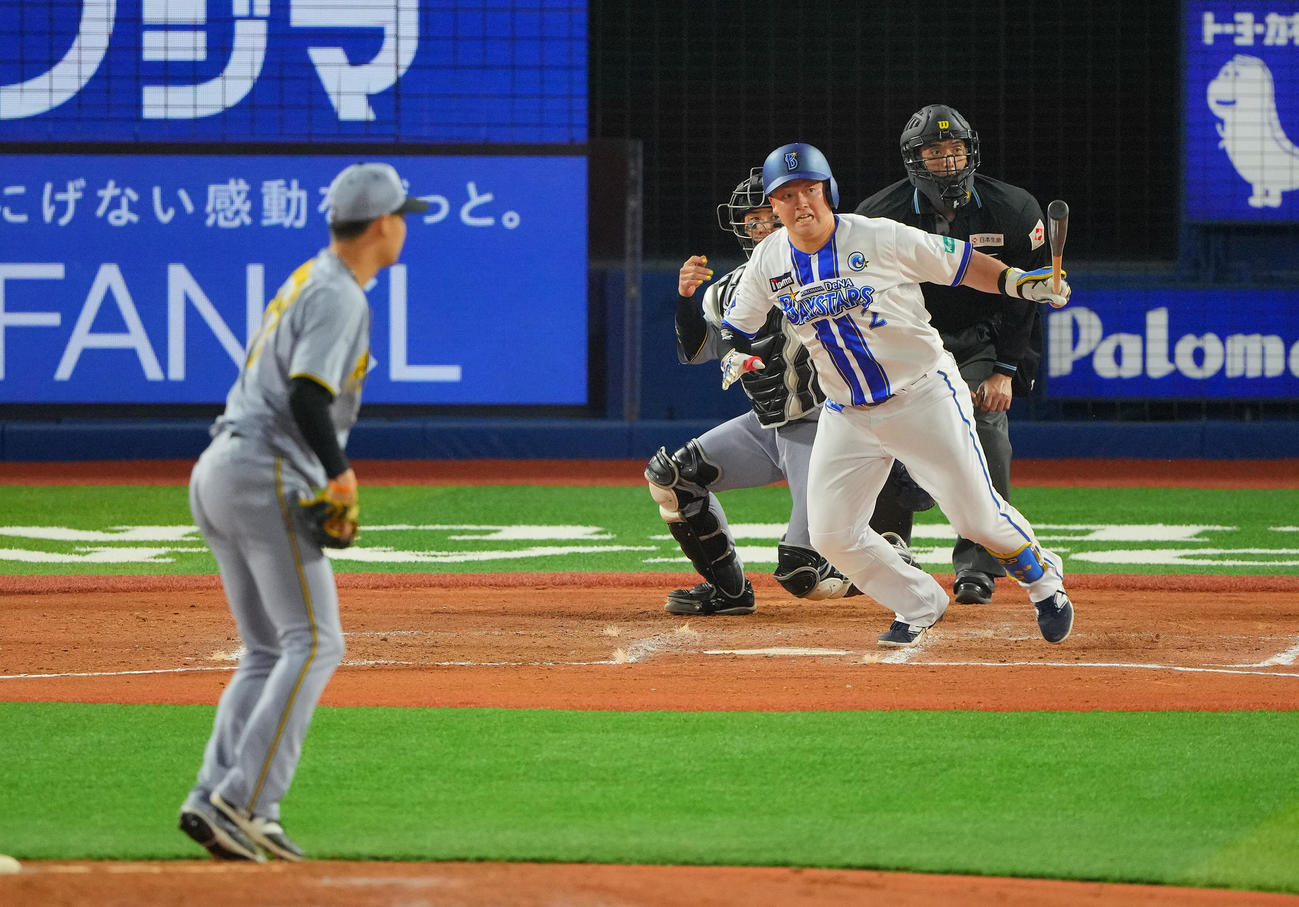 DeNA対阪神　7回裏DeNA2死二、三塁、適時内野安打を放つ牧。投手及川（撮影・垰建太）