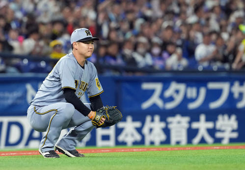 DeNA対阪神　7回裏、味方の守備のミスから失点する阪神2番手及川（撮影・たえ見朱実）