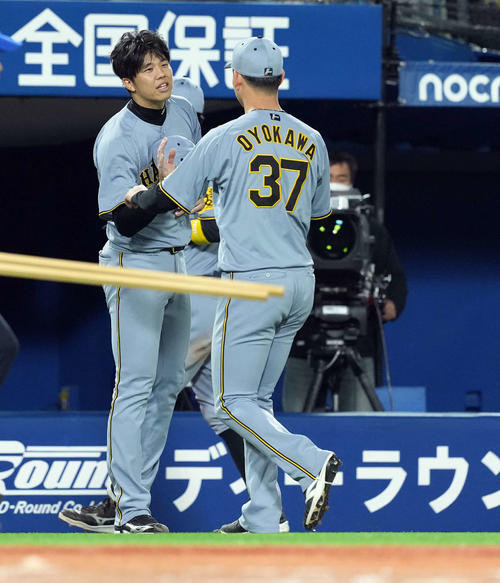 DeNA対阪神　7回裏、2番手及川を迎える阪神先発の才木（撮影・たえ見朱実）