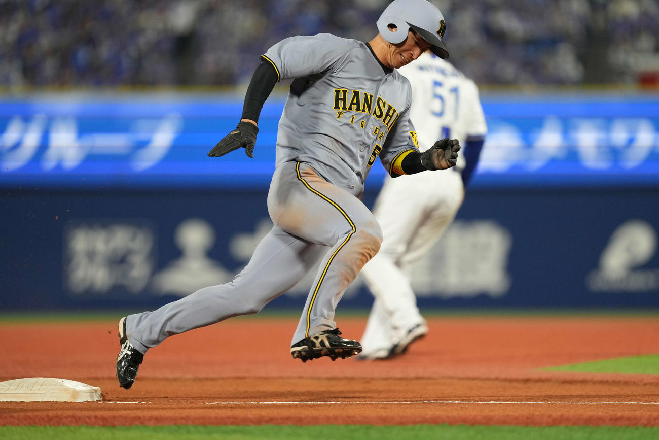 DeNA対阪神　7回表阪神2死二塁、中野の適時打で本塁に向かう近本（撮影・井上学）
