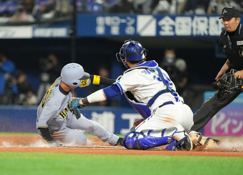 DeNA対阪神　7回表阪神2死二塁、中野の適時打で本塁に向かう近本（撮影・井上学）