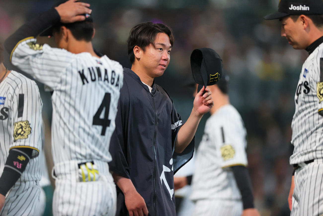 阪神対巨人　巨人に勝利し、帽子を取ってあいさつする阪神村上（中央）（撮影・上山淳一）