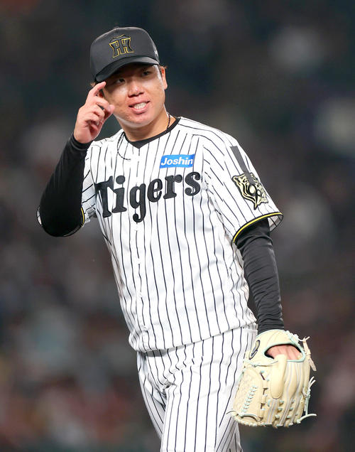 阪神対巨人　8回表巨人2死二塁、村上は吉川を二ゴロに仕留め笑顔を見せる（撮影・上山淳一）