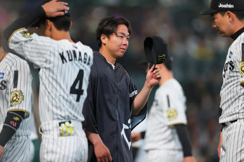 阪神対巨人　巨人に勝利し、帽子を取ってあいさつする阪神村上（中央）（撮影・上山淳一）