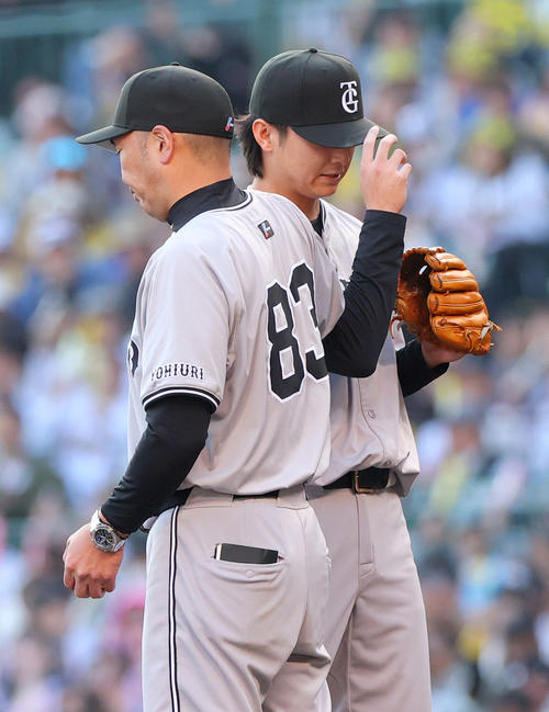 阪神対巨人　8回裏阪神1死満塁、坂本に左越え2点適時二塁打浴びた田中瑛（右）に交代を告げる阿部監督（撮影・上山淳一）