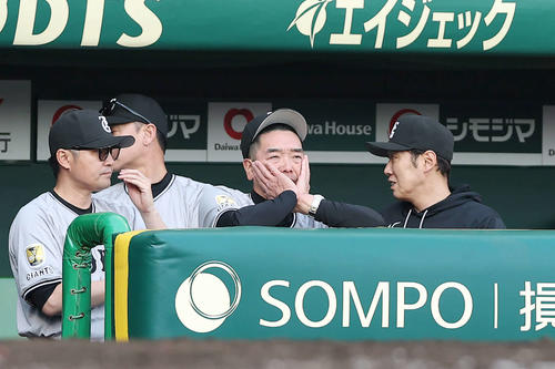 阪神対巨人　8回裏阪神1死一、二塁、大山に勝ち越し適時二塁打を許し、ベンチで厳しい表情を見せる阿部監督（中央）ら（撮影・前田充）