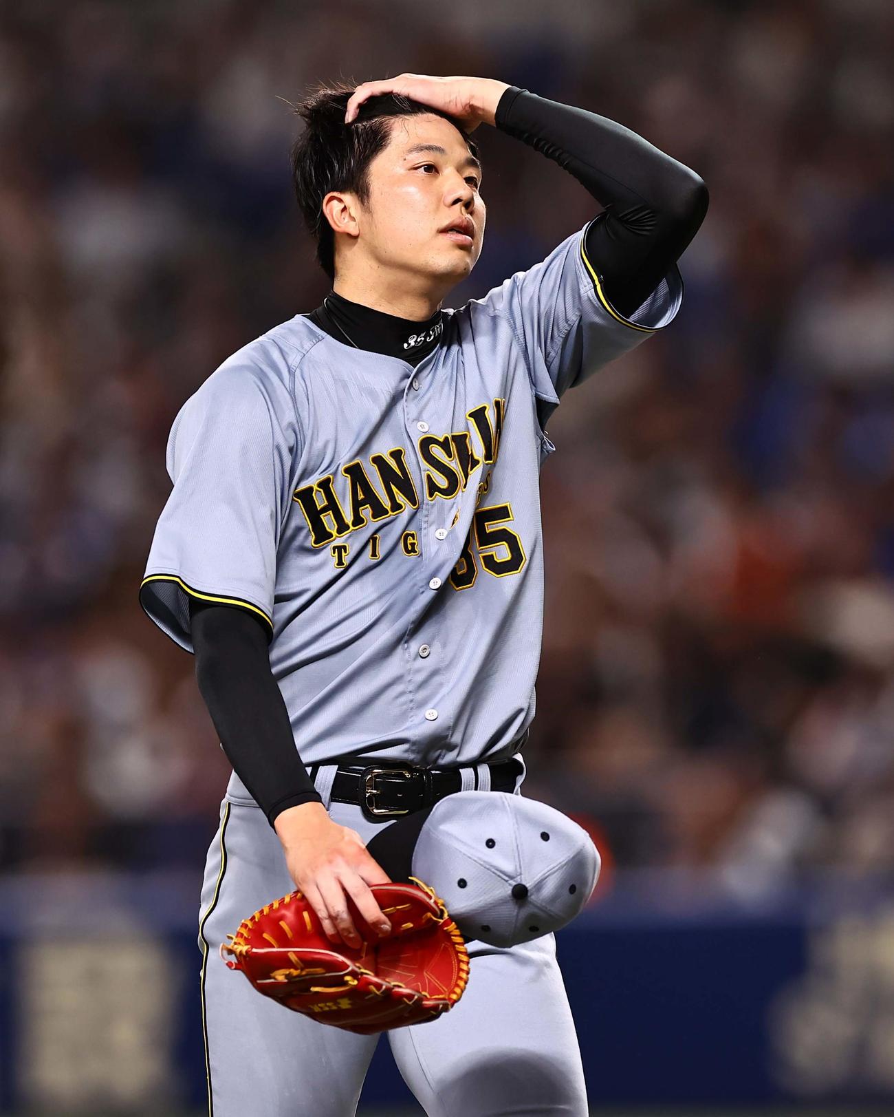 中日対阪神　5回、3失点した才木はベンチに引き揚げる（撮影・上田博志）