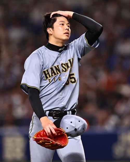 中日対阪神　5回、3失点した才木はベンチに引き揚げる（撮影・上田博志）