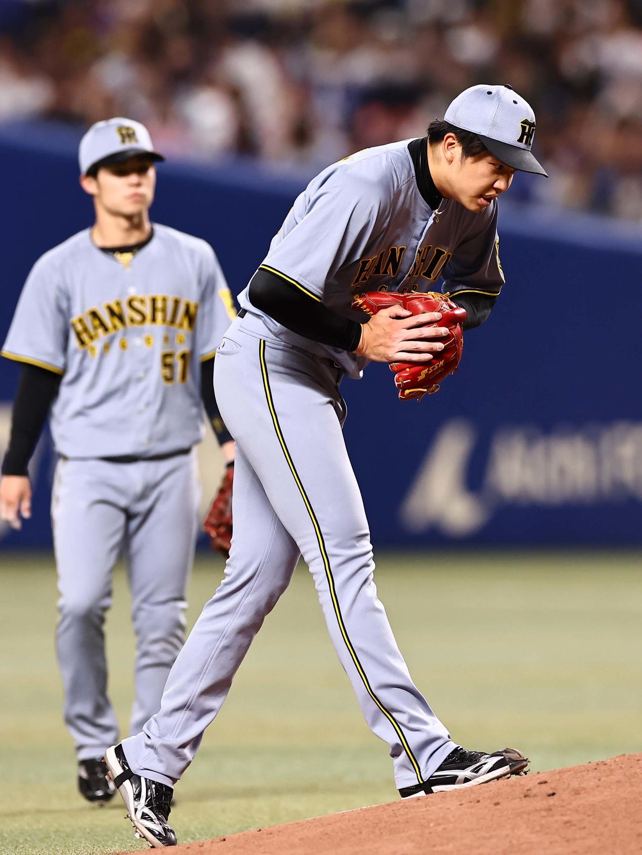中日対阪神　5回裏中日1死一塁、才木は涌井に四球を与える（撮影・上田博志）