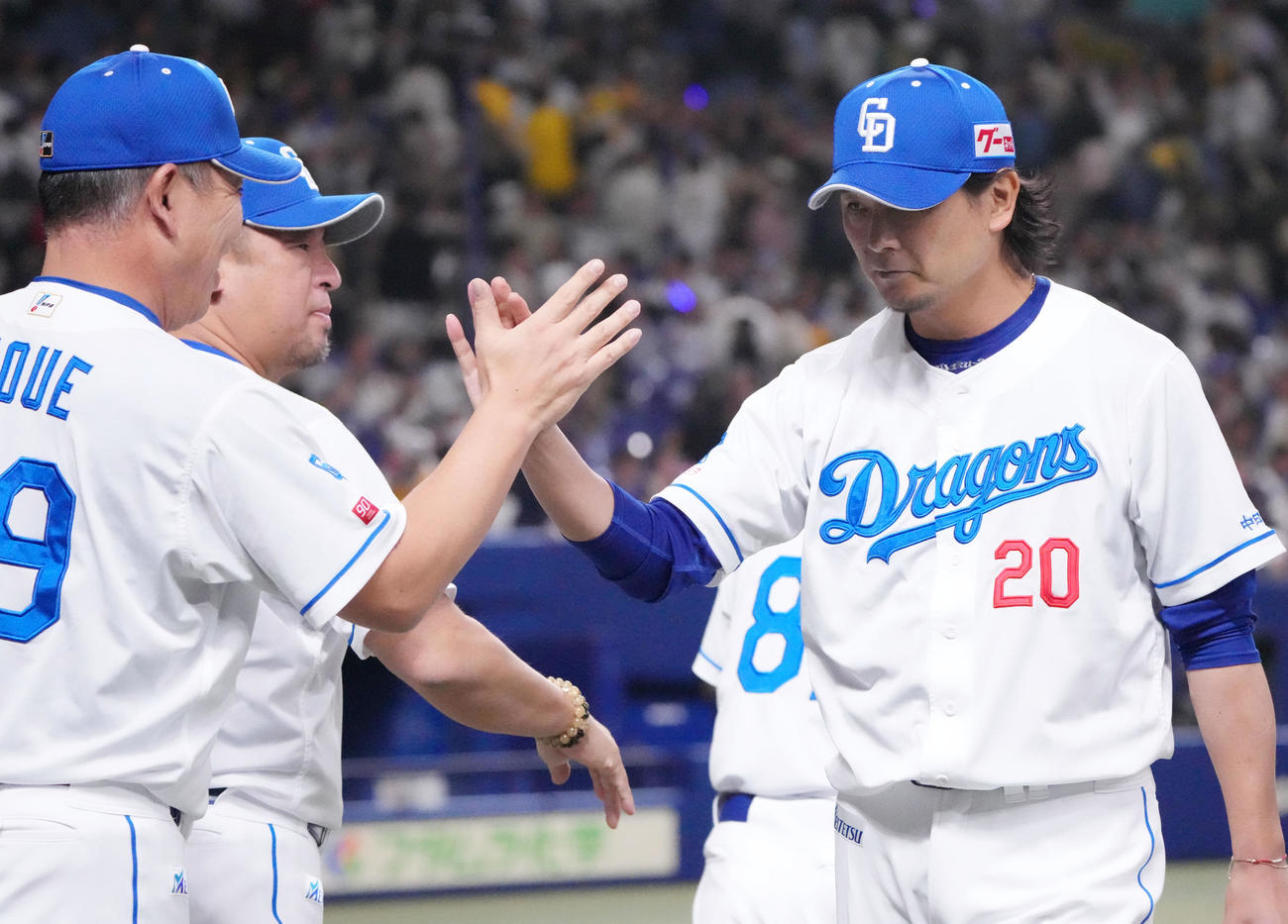 中日対阪神　試合終了、井上監督（左）とタッチを交わす涌井（撮影・森本幸一）