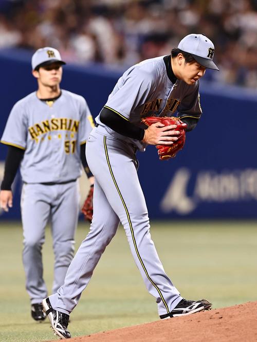 中日対阪神　5回裏中日1死一塁、才木は涌井に四球を与える（撮影・上田博志）