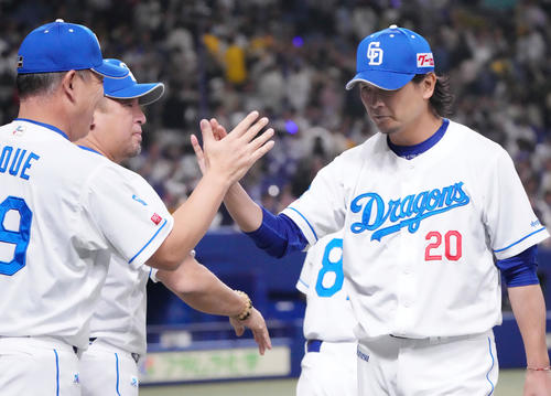 中日対阪神　試合終了、井上監督（左）とタッチを交わす涌井（撮影・森本幸一）