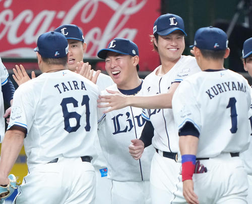 西武対楽天　チームの連勝に笑顔でタッチを交わす西武山田（中央）（撮影・足立雅史）