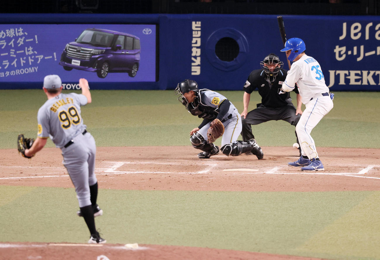 中日対阪神　11回裏中日1死二塁、坂本は打者木下のときビーズリーの投球をパスボールで走者進塁（撮影・加藤哉）