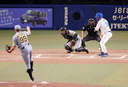 中日対阪神　11回裏中日1死二塁、坂本は打者木下のときビーズリーの投球をパスボールで走者進塁（撮影・加藤哉）
