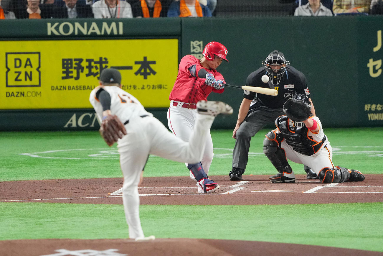 巨人対広島　1回表広島2死一、二塁、先制の適時打を放つ坂倉。投手田中将（撮影・垰建太）