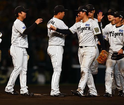 阪神対ヤクルト　9回表ヤクルト2死、完封勝利した村上（左）は森下翔太から勝利球を受け取る（撮影・上田博志）