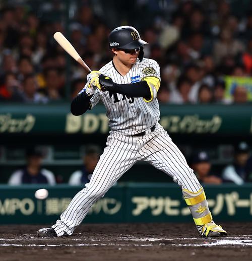 阪神対ヤクルト　6回裏阪神1死二塁、森下は四球を選ぶ（撮影・上田博志）