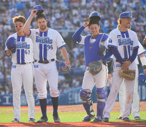 DeNA対巨人　巨人に完封勝利のDeNAバウアー（中央左）と松尾（同右）は笑顔でファンにあいさつする（撮影・垰建太）