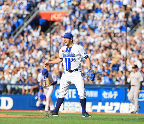DeNA対巨人　9回表巨人2死一塁、吉川を左飛に仕留めて完封勝利を決めたバウアーは雄たけびを上げてガッツポーズ（撮影・浅見桂子）