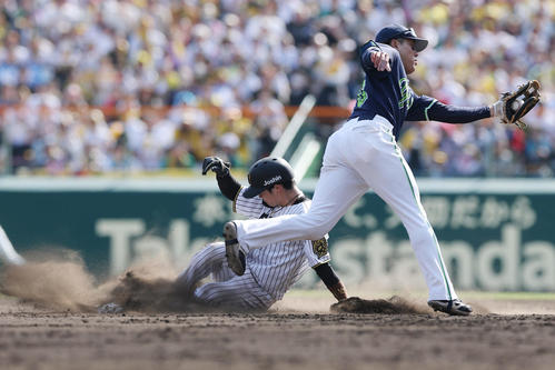 阪神対ヤクルト　5回裏阪神無死一塁、二盗を決める中野。二塁手赤羽（撮影・前田充）