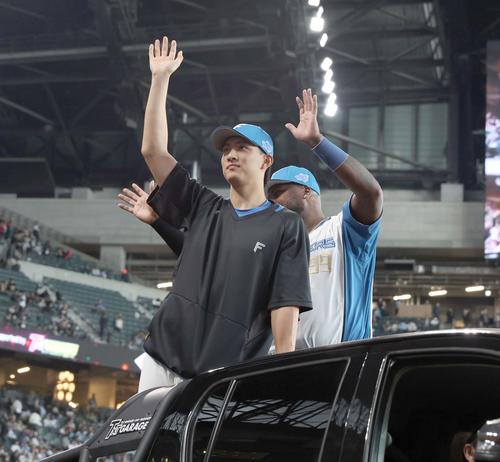 日本ハム対西武　試合後、スタンドに手を振る達（左）とレイエス（撮影・黒川智章）