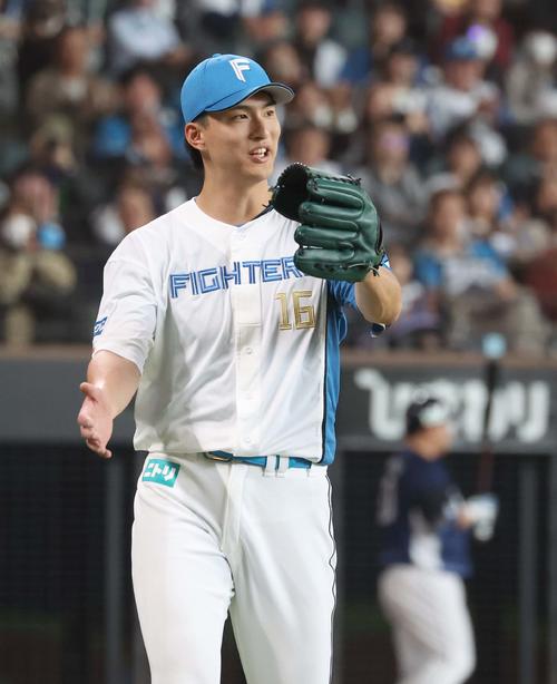 日本ハム対西武　6回を投げ終え笑顔で引き揚げる達（撮影・黒川智章）