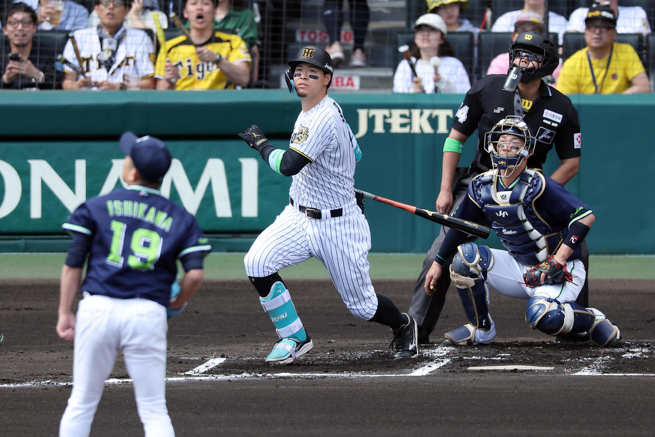 阪神対ヤクルト　1回裏阪神2死一塁、中飛に倒れる佐藤輝。投手石川（撮影・前田充）