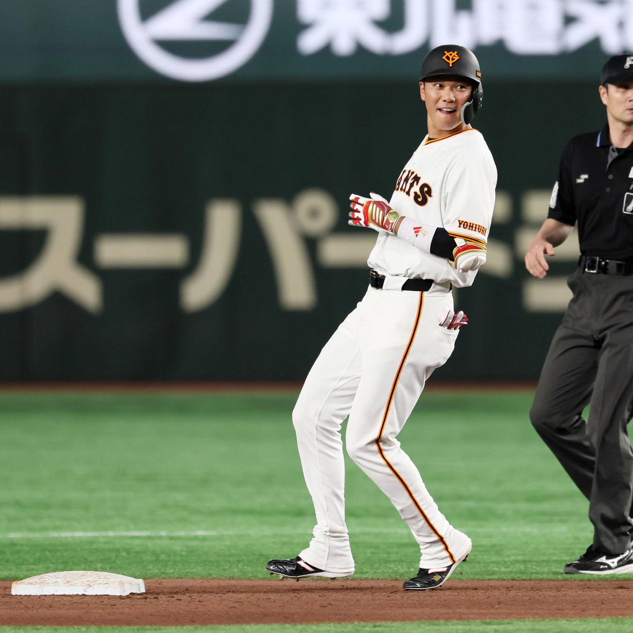 巨人対阪神　4回裏巨人2死一塁、坂本は適時二塁打を放ち白い歯を見せる（撮影・加藤哉）