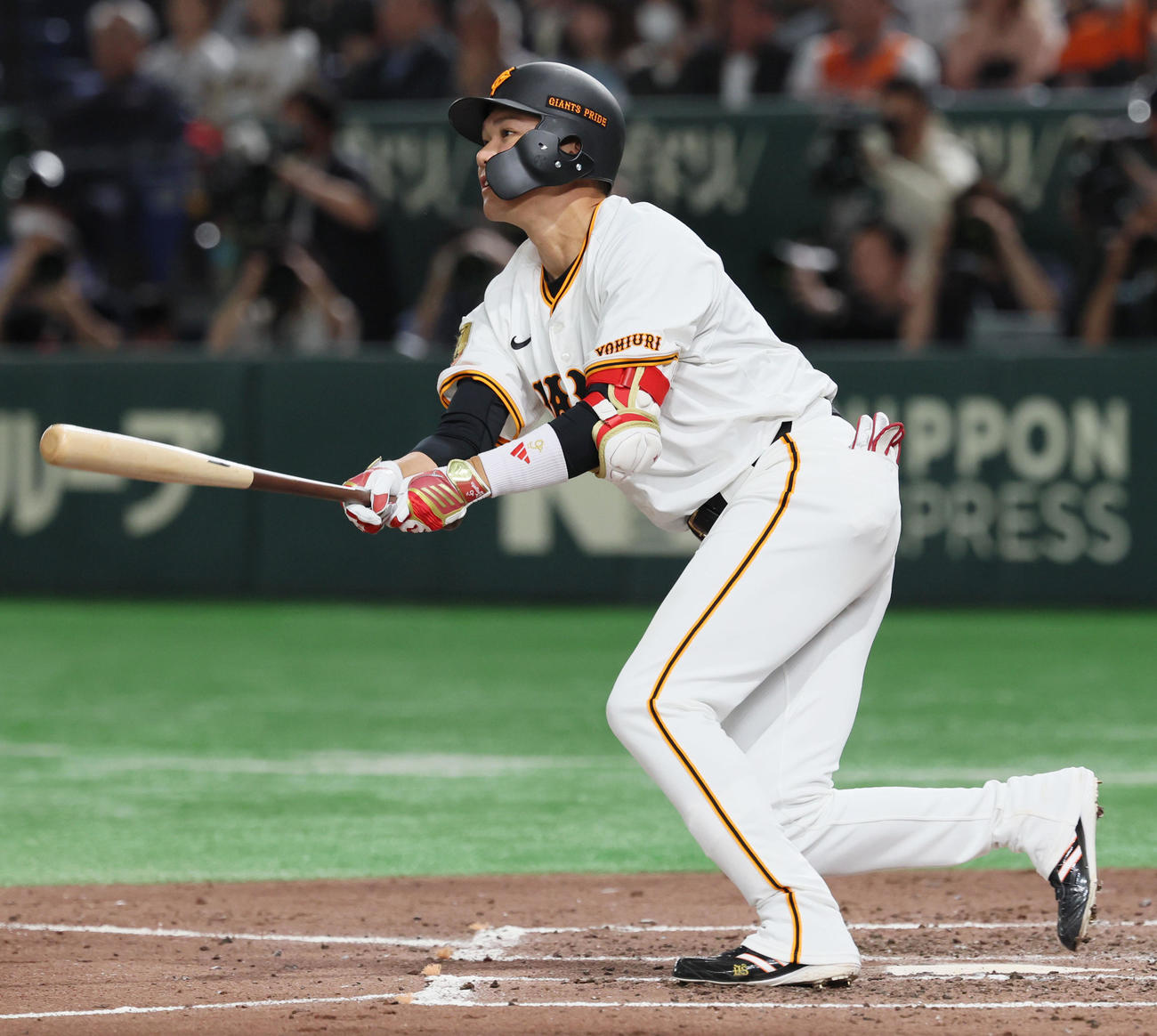 巨人対阪神　4回裏巨人2死一塁、坂本は左へ適時二塁打を放ち勝ち越しに成功（撮影・加藤哉）