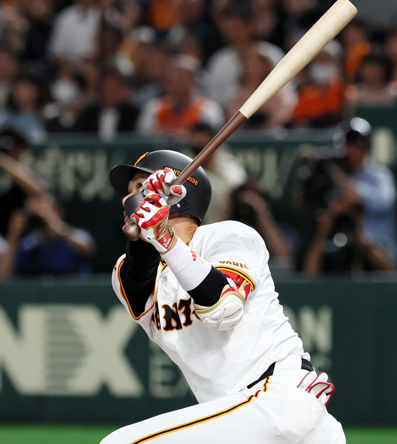 巨人対阪神　4回裏巨人2死一塁、坂本は左へ適時二塁打を放ち勝ち越しに成功（撮影・加藤哉）