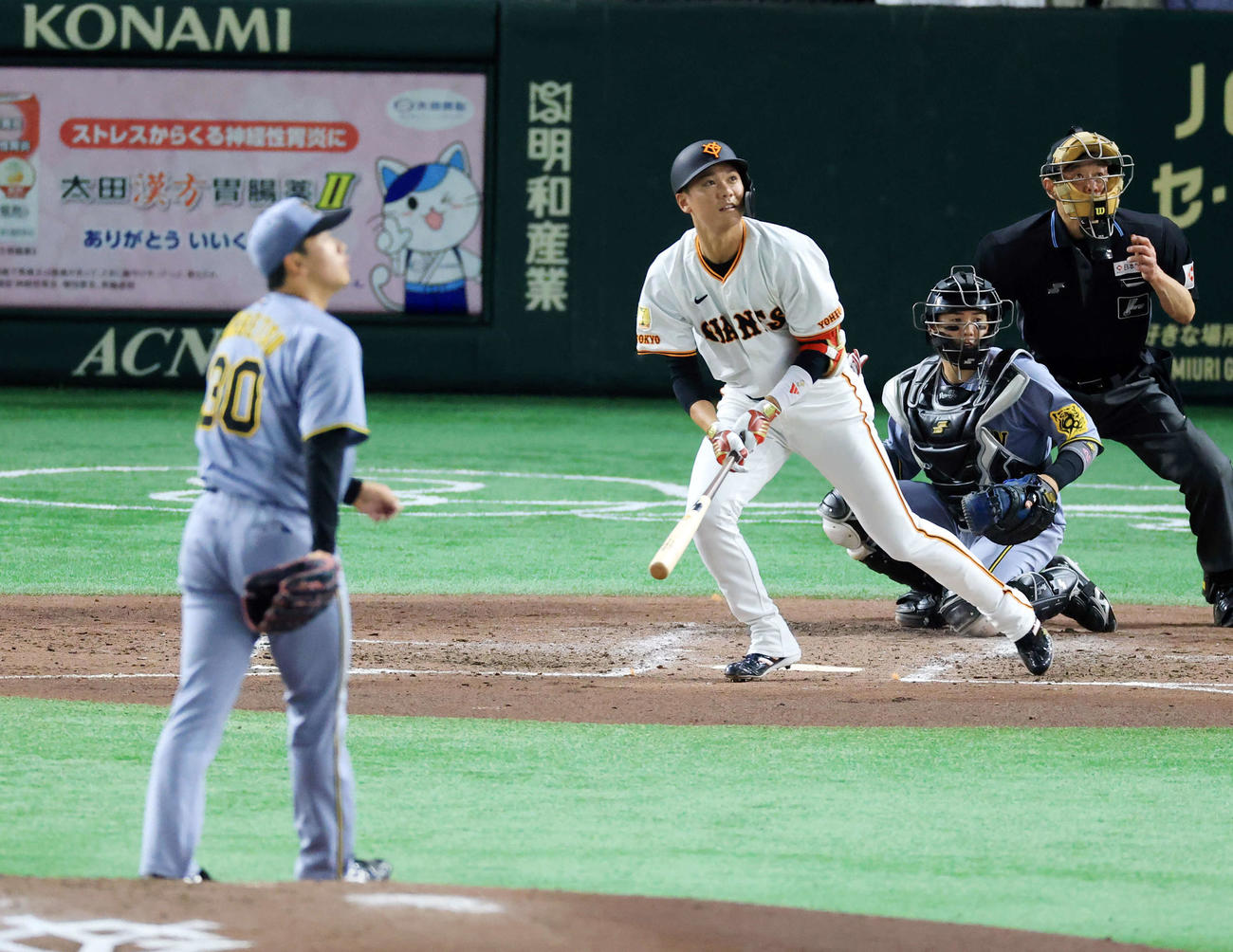 巨人対阪神　4回裏巨人2死一塁、坂本は勝ち越しの左適時二塁打を放つ。投手門別（撮影・浅見桂子）