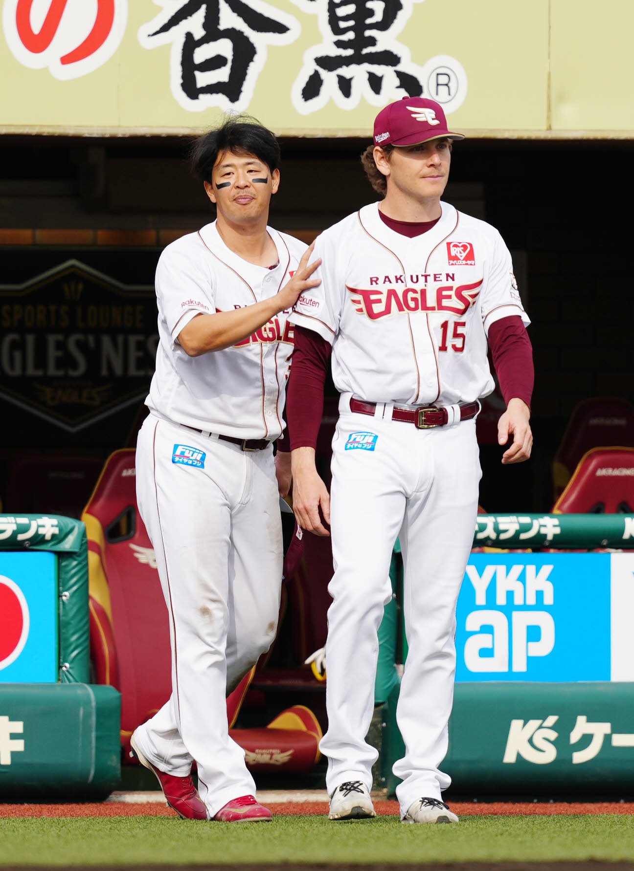 楽天対ロッテ　試合後、勝利投手の楽天ハワード（右）をねぎらう浅村（撮影・江口和貴）