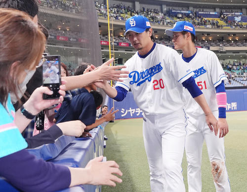 中日対ヤクルト　ヒーローインタビューを終えファンとタッチを交わす（右から）上林、涌井（撮影・森本幸一）