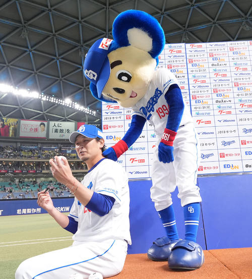 中日対ヤクルト　涌井（左）はドアラから祝福を受ける（撮影・森本幸一）