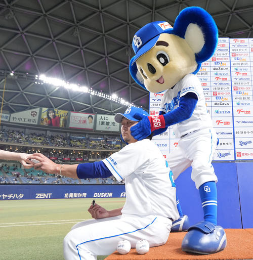 中日対ヤクルト　涌井（左）はドアラから祝福を受ける（撮影・森本幸一）