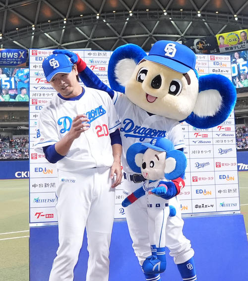 中日対ヤクルト　涌井（左）はドアラから祝福を受ける（撮影・森本幸一）