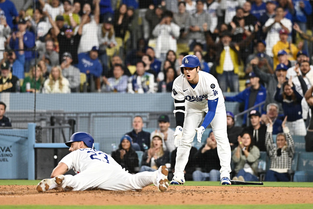 ドジャース対アスレチックス　6回裏ドジャース2死一塁、ロハスの適時二塁打で生還するコンフォートを迎える大谷（撮影・滝沢徹郎）