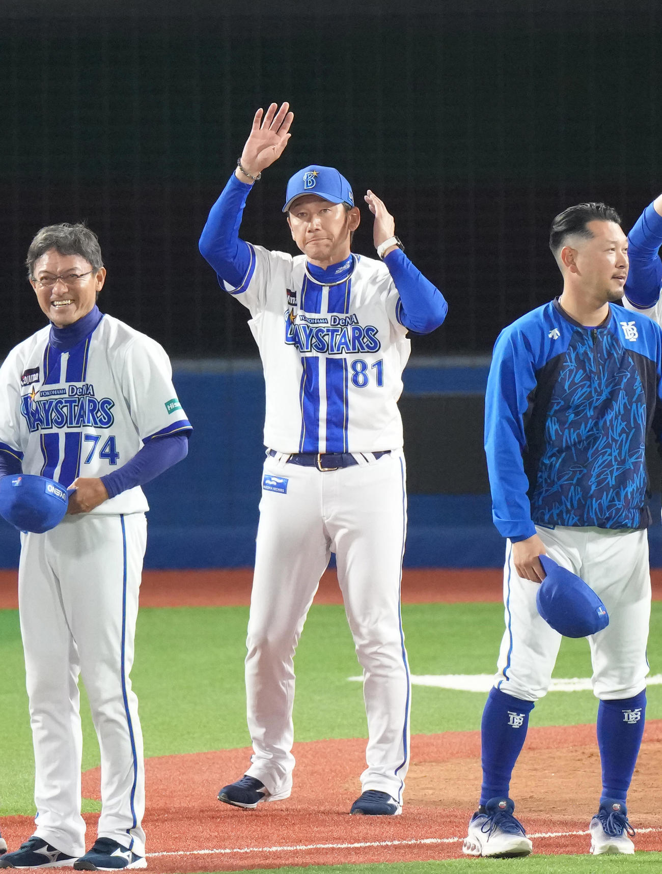 DeNA対阪神　阪神に勝利しスタンドの声援に手を振って応えるDeNA三浦監督（撮影・足立雅史）