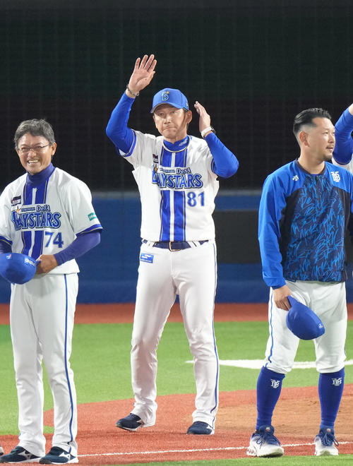 DeNA対阪神　阪神に勝利しスタンドの声援に手を振って応えるDeNA三浦監督（撮影・足立雅史）