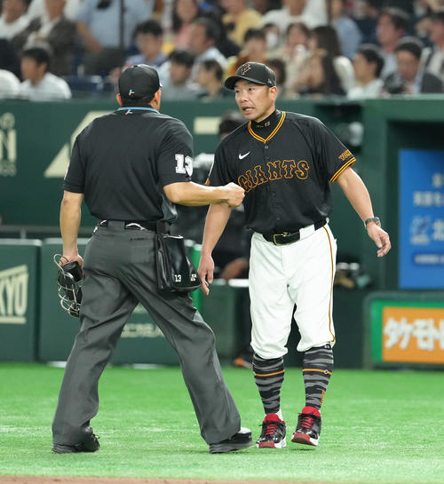 巨人対中日　投手交代を告げる巨人阿部監督（撮影・足立雅史）