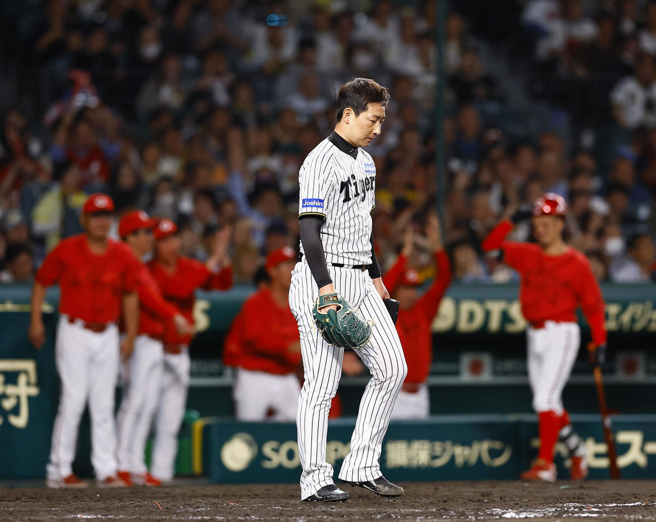 阪神対広島　9回表広島2死二塁、モンテロに勝ち越し適時打を許した岩崎（撮影・藤尾明華）