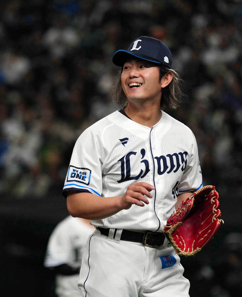 西武対オリックス　1回表を終え、笑顔を見せる西武先発の今井（撮影・狩俣裕三）