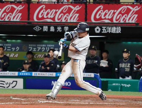 西武対オリックス　10回裏西武2死満塁、サヨナラ打を放つ滝沢（撮影・狩俣裕三）