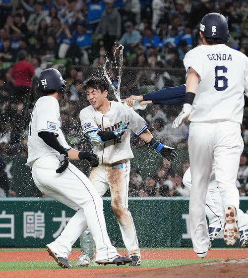 西武対オリックス　10回裏、サヨナラ打を放ち、チームメートたちからウオーターシャワーを浴びせられる滝沢（中央）（撮影・狩俣裕三）