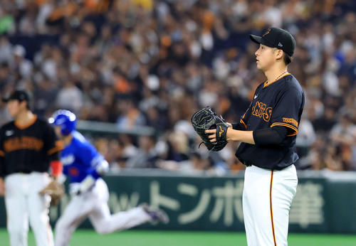 巨人対中日　5回表中日無死、山本（奥）に左越えソロ本塁打を許した堀田（撮影・浅見桂子）