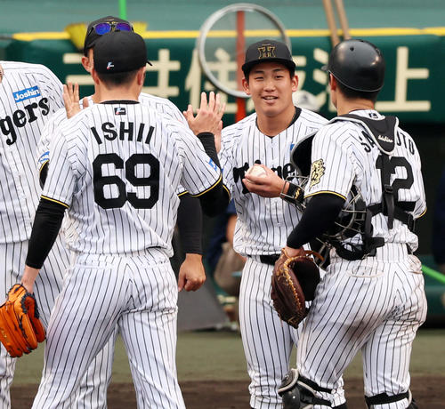 阪神対広島　広島に勝利し石井（左）からウイニングボールを手渡され笑顔を見せる伊原（撮影・加藤哉）