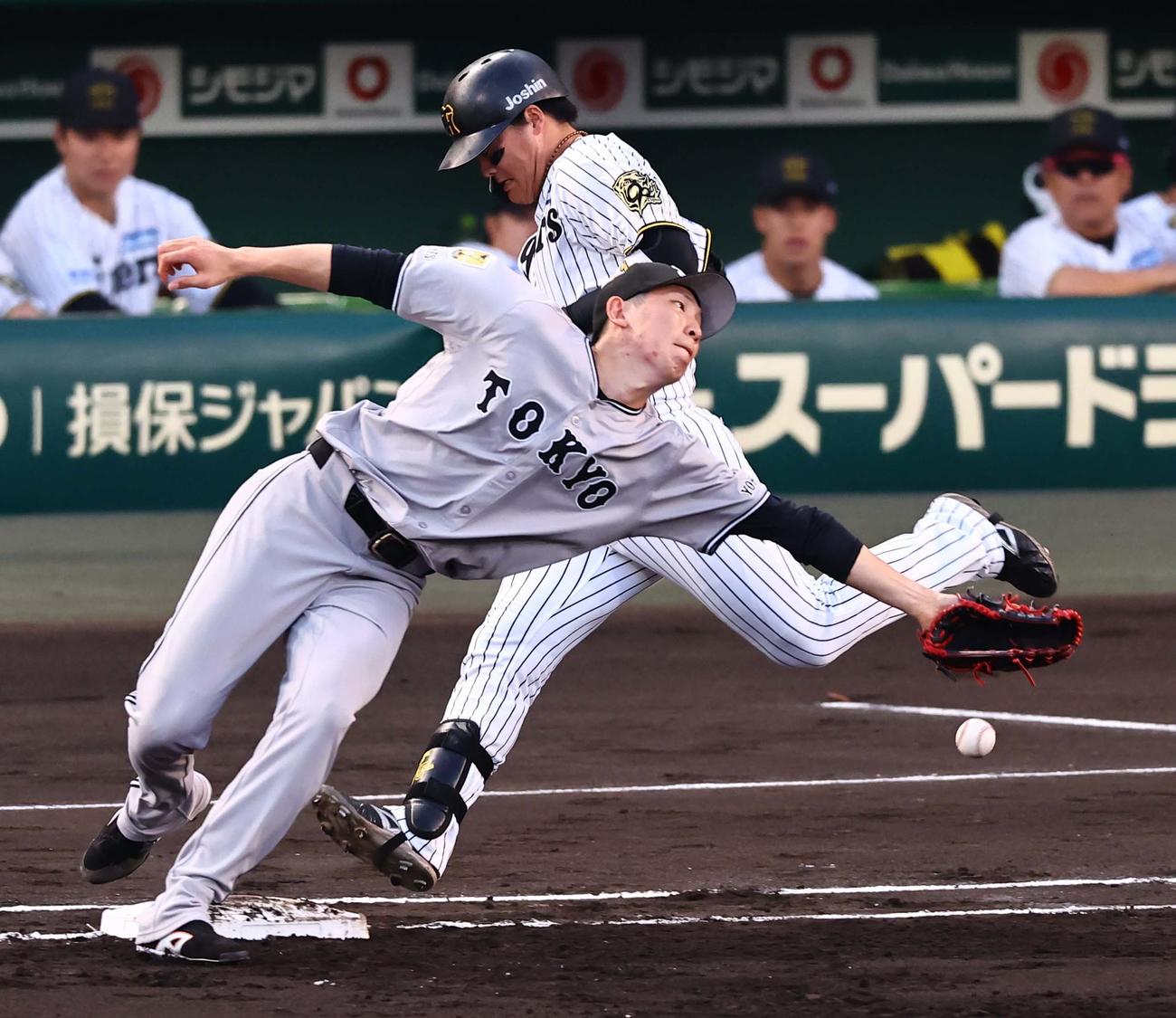 阪神対巨人　1回裏阪神1死一、二塁、戸郷（左）は打者前川の時、泉口の悪送球を捕れず追加点を許す（撮影・上田博志）