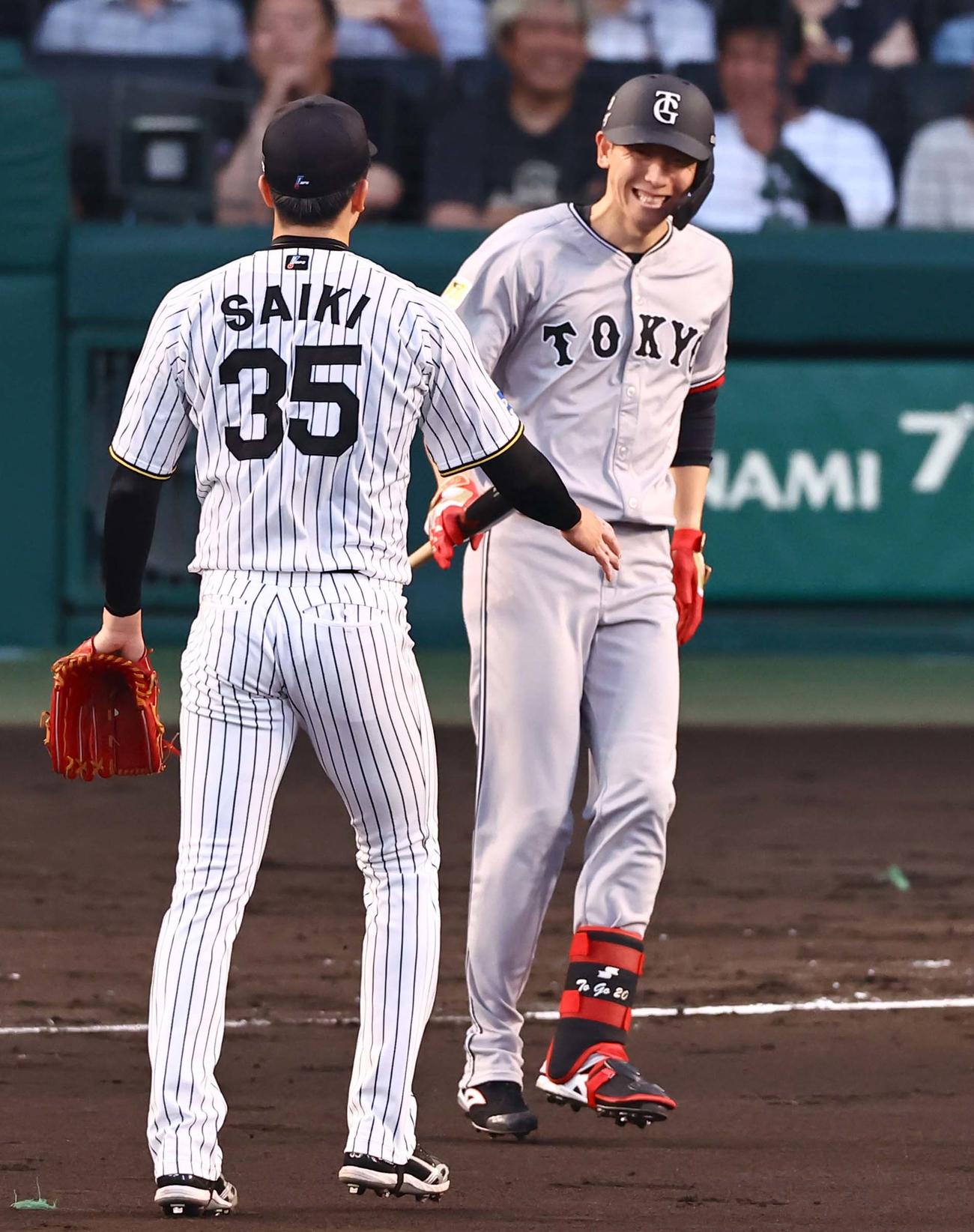 阪神対巨人　2回表巨人2死二塁、自打球を当てた戸郷（右）は才木から声を掛けられる（撮影・上田博志）